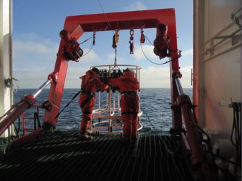 Pesquisadores do BrOA, da Uerj, coletam material na Antrtica, a bordo do navio Almirante Maximiano